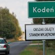 Tabliczka informująca o obowiązywaniu stanu wyjątkowego w miejscowości Kodeń