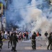 Za przykładem sprzed lat. Przeciwnicy Maduro w starciu z policją w Caracas, 23 stycznia 2019 r., w r