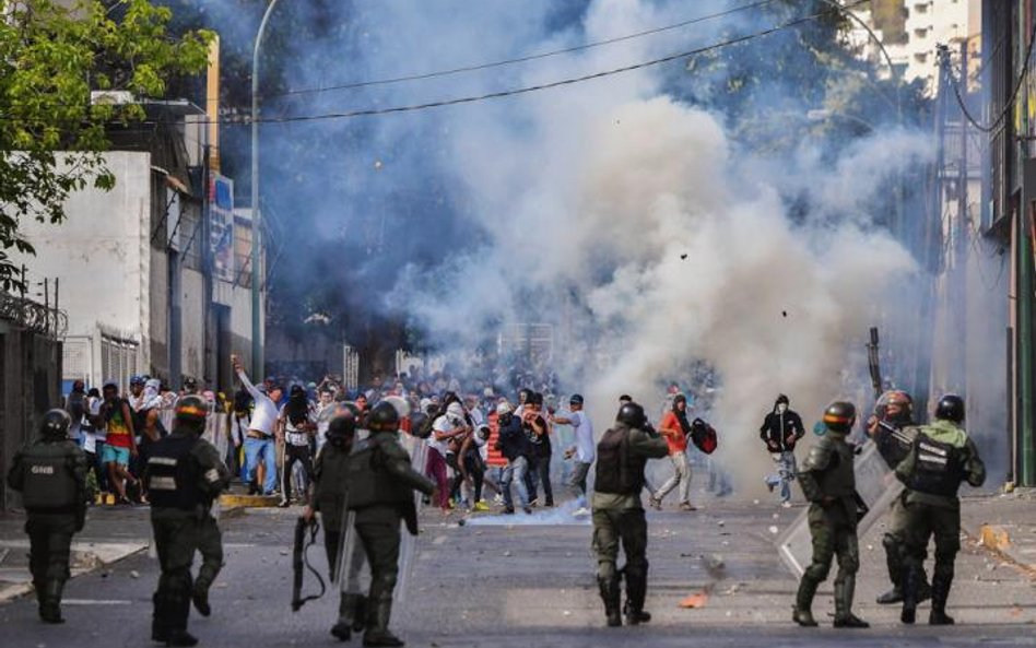 Za przykładem sprzed lat. Przeciwnicy Maduro w starciu z policją w Caracas, 23 stycznia 2019 r., w r