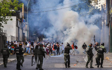 Za przykładem sprzed lat. Przeciwnicy Maduro w starciu z policją w Caracas, 23 stycznia 2019 r., w r