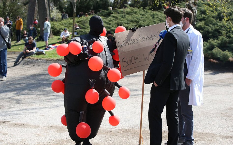 Wiedeń, demonstracja przeciwko obostrzeniom związanym z pandemią. Jeden z protestujących udziela wyw