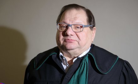 Mecenas Ryszard Kalisz na korytarzu Sądu Okręgowego w Krakowie