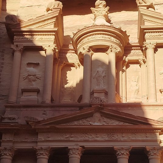 Skarbiec w Petrze, czyli grobowiec nabatejskiego króla Arestesa IV. Ta budowla stała się bardzo znan