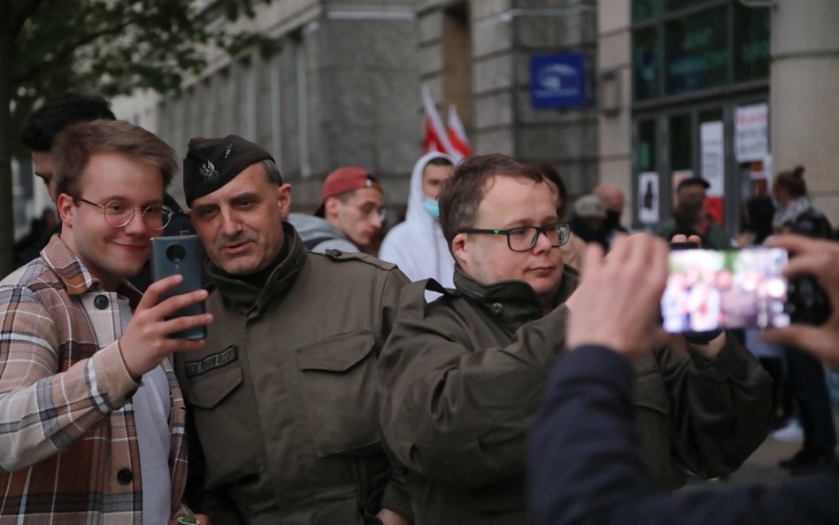 Wojciech Olszański (w środku) podczas manifestacji solidarności pod hasłem "Warszawa solidarna z Wol