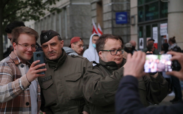 Wojciech Olszański (w środku) podczas manifestacji solidarności pod hasłem "Warszawa solidarna z Wol