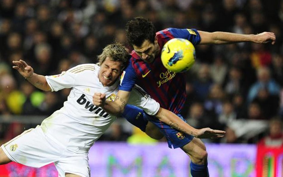 Cesc Fabregas (z prawej) strzela trzeciego gola dla FC Barcelona w meczu z Realem