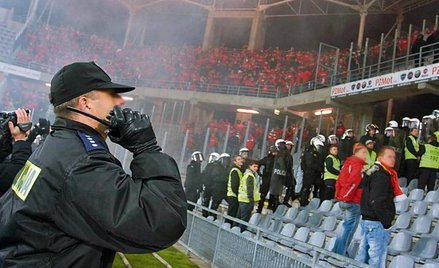 ABW w walce ze stadionowymi chuliganami współpracuje z policją. Na zdjęciu mecz w Kielcach w 2009 r.