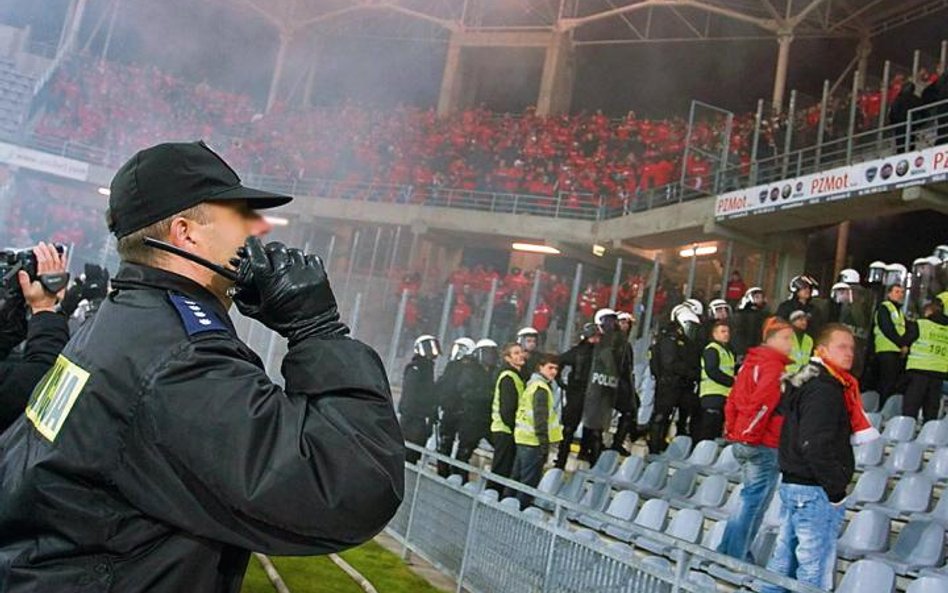 ABW w walce ze stadionowymi chuliganami współpracuje z policją. Na zdjęciu mecz w Kielcach w 2009 r.