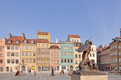 Siedzibą główną Muzeum Warszawy jest kompleks 11 zabytkowych kamienic przy Rynku Starego Miasta 28–4