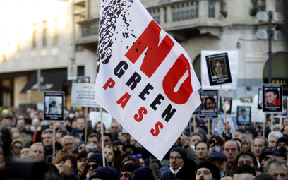 Sobotni protest przeciw paszportom covidowym w Mediolanie