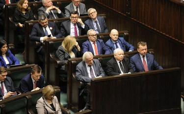 Sondaż: PiS z dużą przewagą, ale traci większość w Sejmie