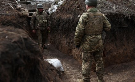 Ukraińscy żołnierze w okopach w Donbasie