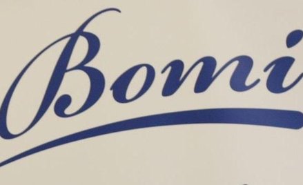 Bomi zmienia warunki emisji