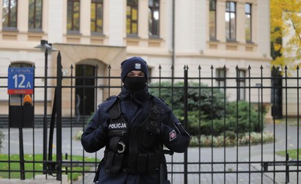 Policja przed siedzibą Trybunału Konstytucyjnego.
