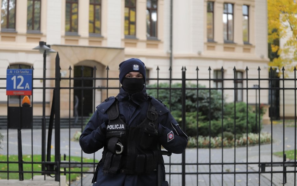 Policja przed siedzibą Trybunału Konstytucyjnego.