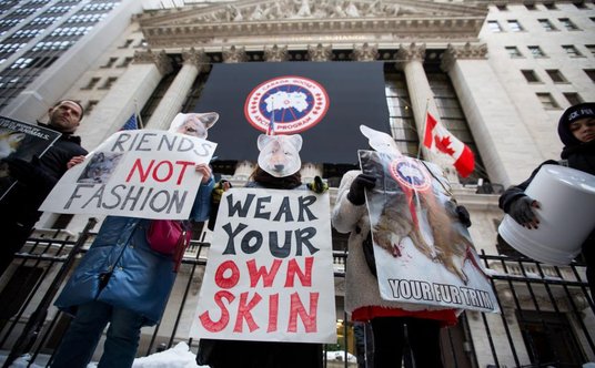 Protest członków PETA przeciwko Canada Goose