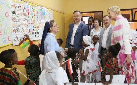 Prezydent RP Andrzej Duda (C) z małżonką Agatą Kornhauser-Dudą (P) podczas wizyty w szkole prowadzon