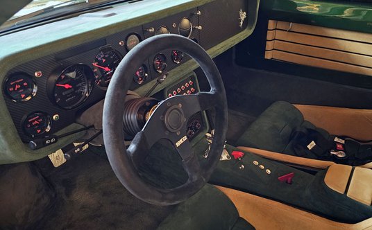 Nostalgiczne wnętrze w stylu rajdówek z dawnych lat