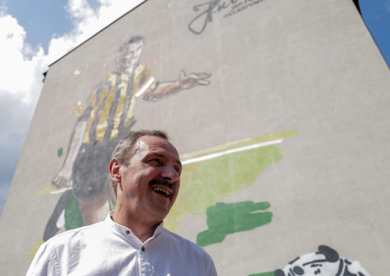 Były zawodnik piłarskiej reprezentacji Polski i GKS Katowice Jan Furtok podczas uroczystości odsłoni