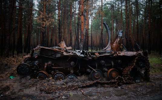 Zniszczony rosyjski pojazd wojskowy na wschodzie Ukrainy, fotografia z 26 października