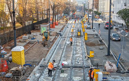 Nowe oblicze Rakowieckiej z torowiskiem. Samochody zepchnięte zostały do dużej defensywy.