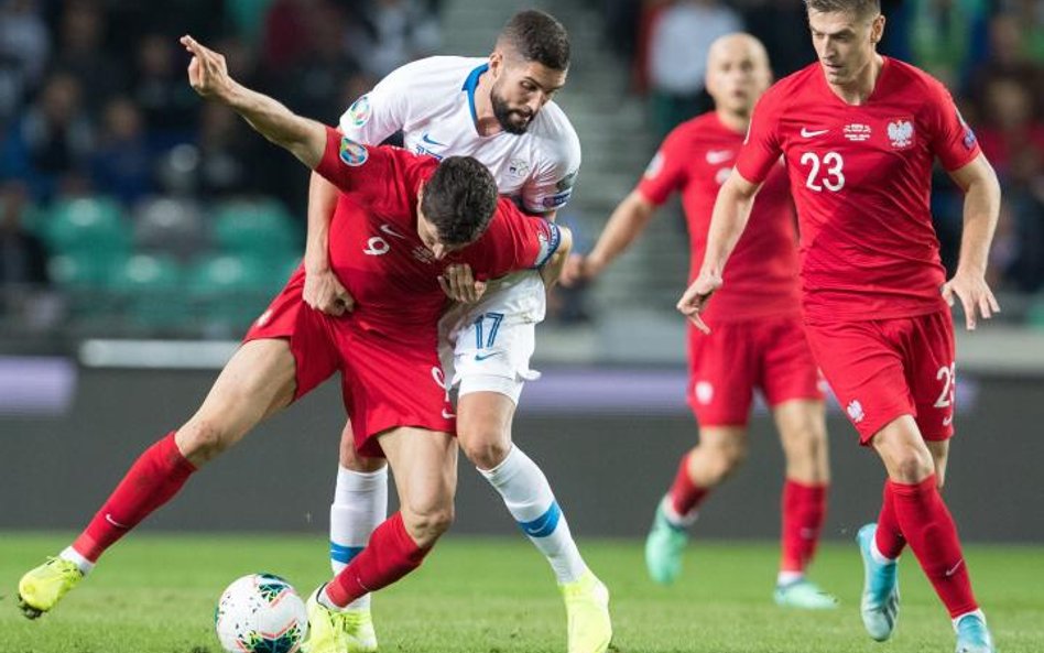 W kadrze Jerzego Brzęczka kapitan Robert Lewandowski zajmuje się zbyt często walką w środku pola