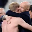 Donny van de Beek, strzelec jedynego gola w pierwszym spotkaniu półfinałowym z Tottenhamem, w objęci