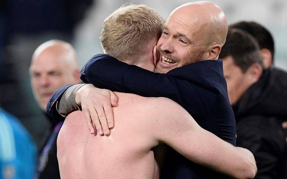 Donny van de Beek, strzelec jedynego gola w pierwszym spotkaniu półfinałowym z Tottenhamem, w objęci
