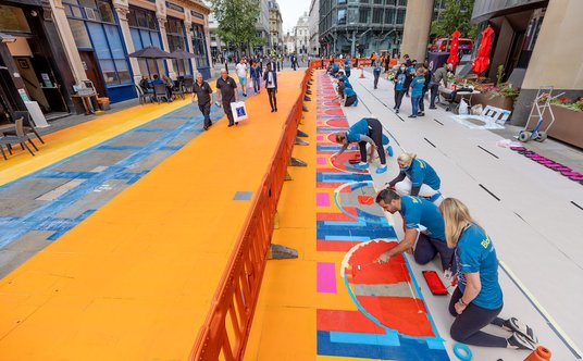 Przy tworzeniu muralu w Londynie, który powstał w 2021 roku, pomagali pracownicy firmy Bloomberg LP.