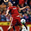 Robbie Keane (na pierwszym planie) i John Heitinga (Atletico). Na boisku w Liverpoolu było wiele tak