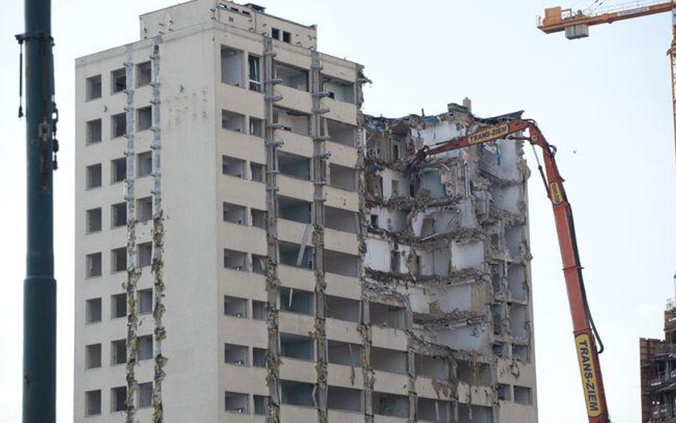 Prawo budowlane w odniesieniu do większości budynków wymaga, aby rozpoczęcie inwestycji nastąpiło na