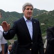 Sekretarz stanu John Kerry (w środku) zwiedzał Mur Chiński przed obradami konferencji strategiczno-g