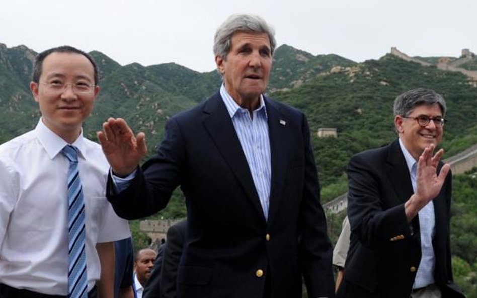 Sekretarz stanu John Kerry (w środku) zwiedzał Mur Chiński przed obradami konferencji strategiczno-g