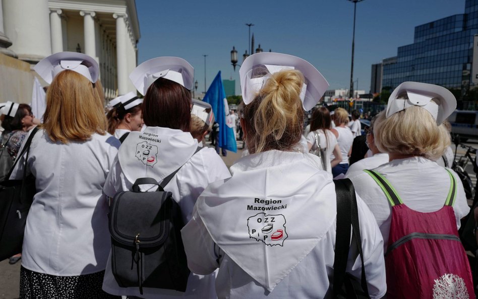 Manifestacja pielęgniarek i położnych na pl. Bankowym w Warszawie