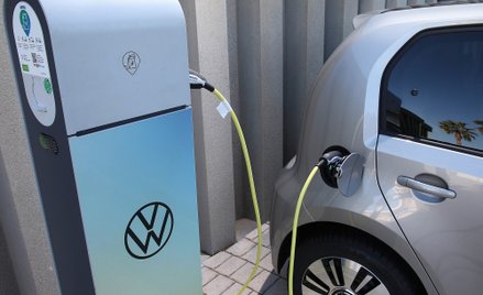 Rośnie popyt na auta elektryczne i hybrydy