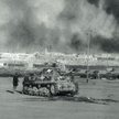 Włoski czołg na tle płonącego Tobruku, 1942 r.