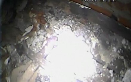 Wnętrze krypty w kościele pw. św. Mikołaja w Lesznie. Poszukiwania ułatwia specjalna kamera.