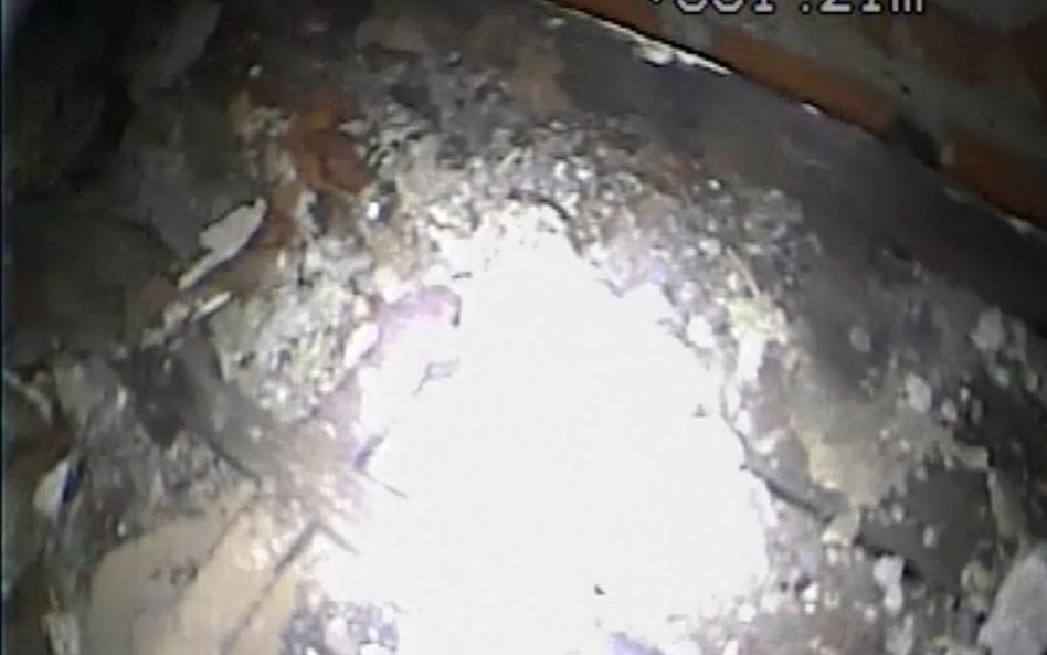 Wnętrze krypty w kościele pw. św. Mikołaja w Lesznie. Poszukiwania ułatwia specjalna kamera.