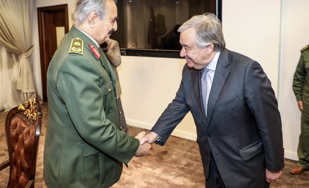 Generał Chalifa Haftar i sekretarz generalny ONZ Antonio Guterres