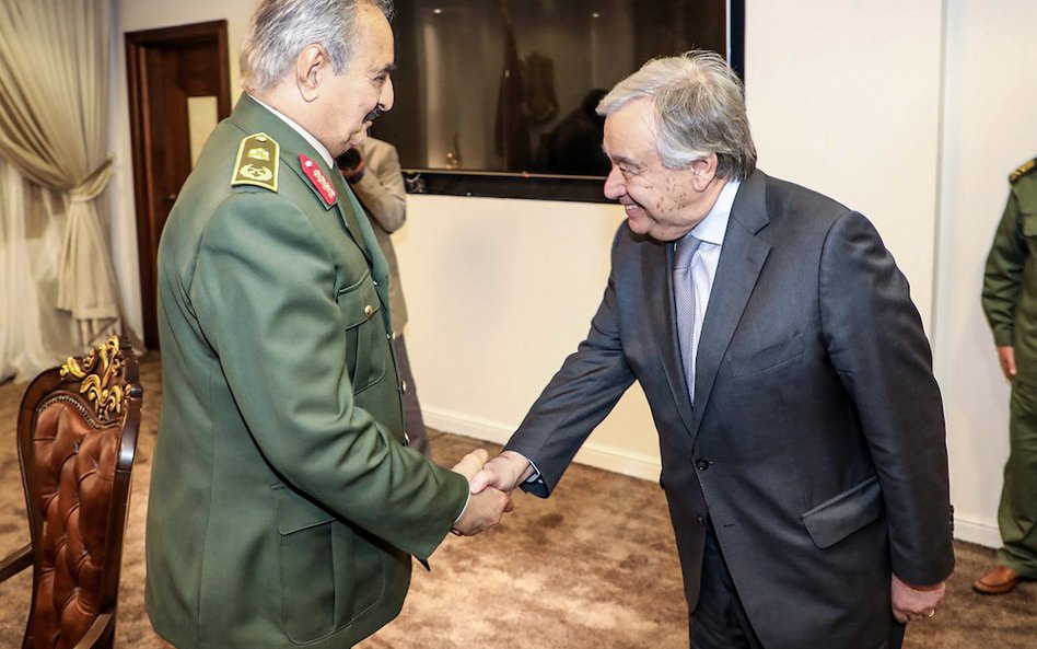 Generał Chalifa Haftar i sekretarz generalny ONZ Antonio Guterres