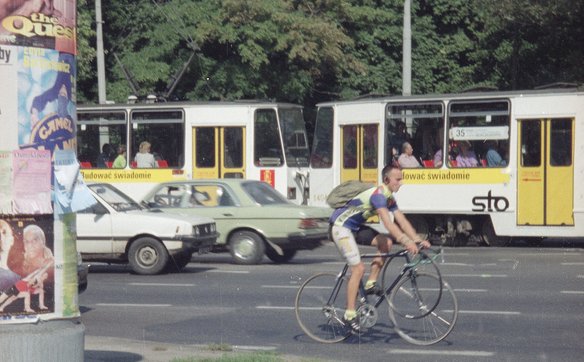 Migawka sprzed niemal 30 lat. Ruch na Marszałkowskiej przy Ogrodzie Saskim - tramwaj 105N na lini "3