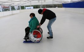 Urządzenie Lugicap Ice Perf daje szansę osobom na wózkach poznać przyjemnośc wynikającą z jazdy na ł