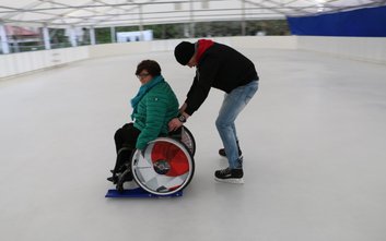 Urządzenie Lugicap Ice Perf daje szansę osobom na wózkach poznać przyjemnośc wynikającą z jazdy na ł