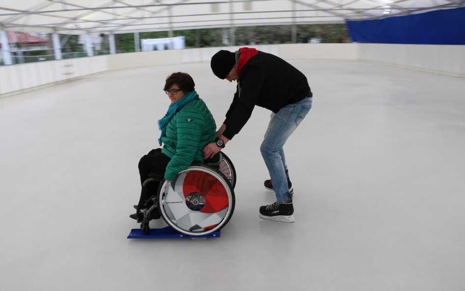 Urządzenie Lugicap Ice Perf daje szansę osobom na wózkach poznać przyjemnośc wynikającą z jazdy na ł