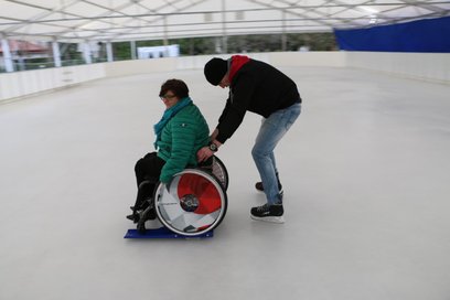 Urządzenie Lugicap Ice Perf daje szansę osobom na wózkach poznać przyjemnośc wynikającą z jazdy na ł