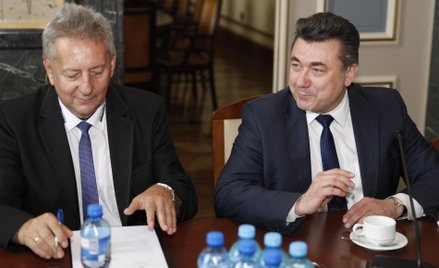 Wiceminister energii Grzegorz Tobiszowski (P) i przewodniczący ZZG Wacław Czerkawski (L), 26 bm. pod