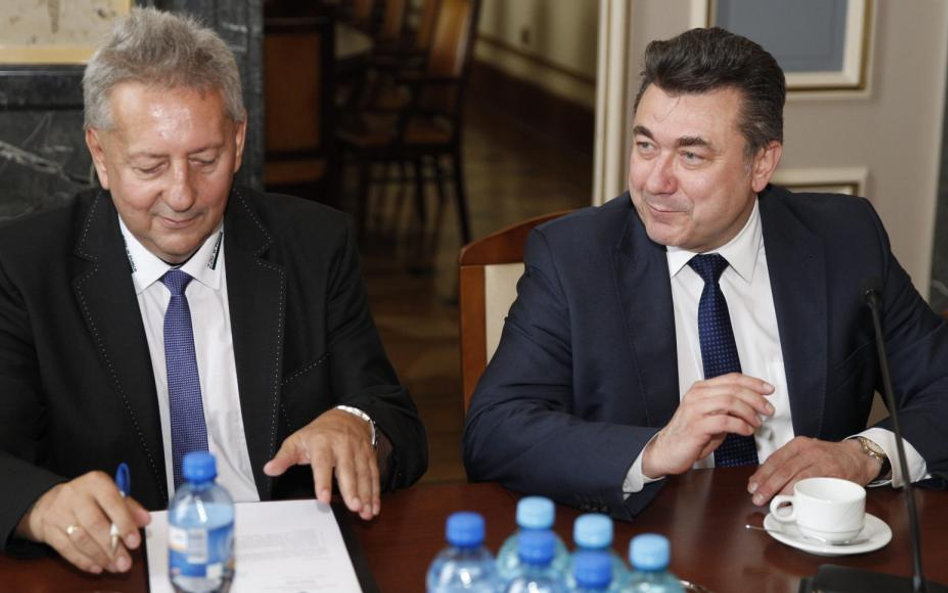 Wiceminister energii Grzegorz Tobiszowski (P) i przewodniczący ZZG Wacław Czerkawski (L), 26 bm. pod