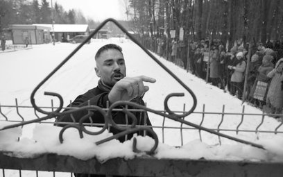 Łukasz Litewka podczas akcji zabierania psów ze schroniska dla zwierząt „Happy Dog” w miejscowości S