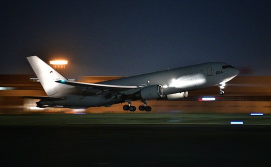 Japonia przekazała Siłom Zbrojnym Ukrainy hełmy i kamizelki kuloodporne. Wiezie je samolot transport