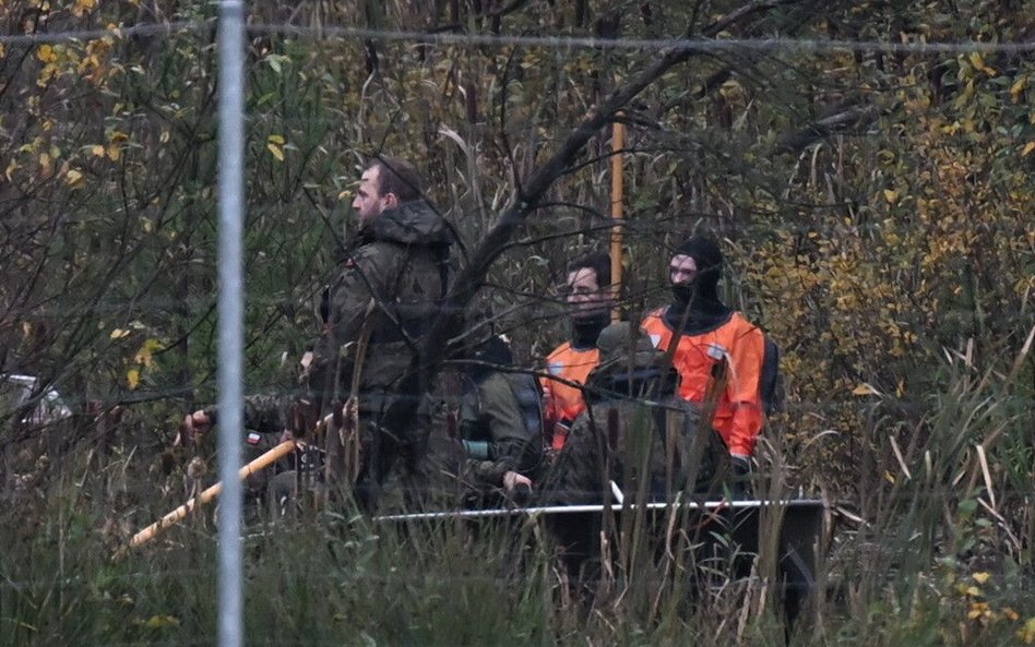 Funkcjonariusze służb w okolicach zbiornika wodnego Lepusz w otulinie Trójmiejskiego Parku Krajobraz